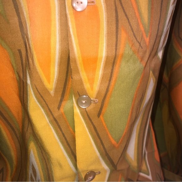 Vintage 1960’s mod - crepe blouse- autumn toned leaf print - buttons in back - Picture 10 of 12